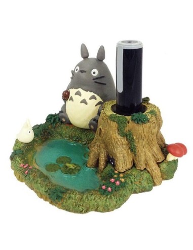 MON VOISIN TOTORO - Totoro au bord de la marre...