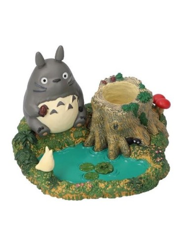 MON VOISIN TOTORO - Totoro au bord de la marre...