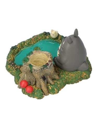 MON VOISIN TOTORO - Totoro au bord de la marre...