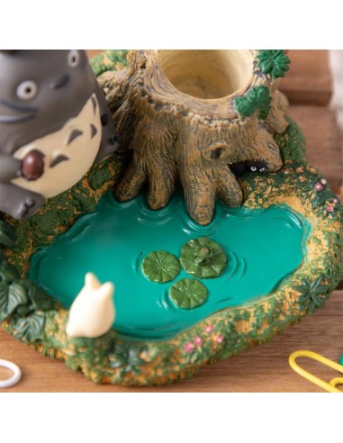 MON VOISIN TOTORO - Totoro au bord de la marre...