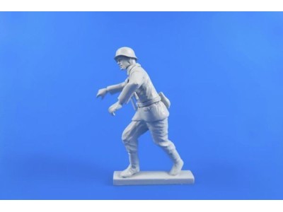 German WWII Motocycle Rider (pushing his machine)for Tamiya BMW kit
