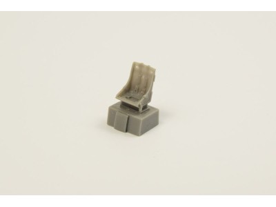 P-40N-5 through N-40 Seat w. Belts f.SH