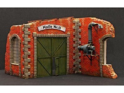 Fabrikwand mit Tor