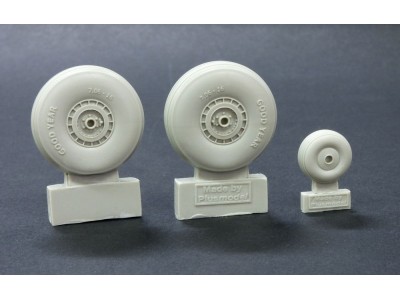 C-47 Skytrain wheels without cover